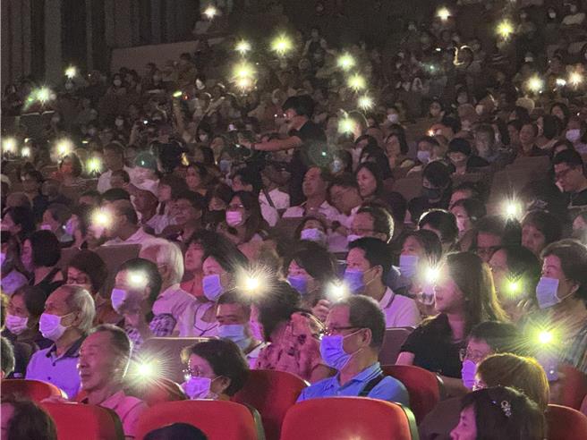 百萬網紅「文平嫂」邀請演藝天后白冰冰舉辦 「真心相伴」敬老感恩演唱會，首場演出11日晚間7點半在台中中興大學惠蓀堂登場，群星輪番帶來精彩演出，觀眾開啟手機手電筒隨歌聲揮舞，星光點點。（潘虹恩攝）