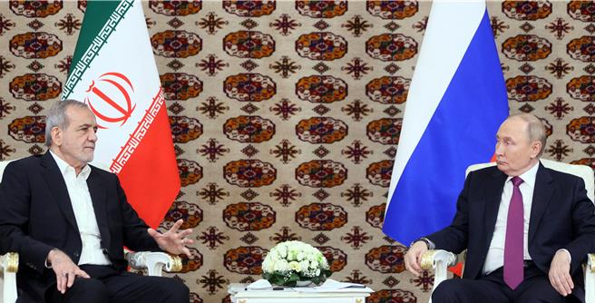 普丁（右）與裴澤斯基安11日在土庫曼會晤。（路透社）