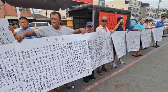 大總理鄭春忠發起連署請東隆宮總幹事下台，將內部問題變成公眾參與的議題，由於有同感的東港人眾多，這2天已有近5000人連署。（民眾提供／謝佳潾屏東傳真）