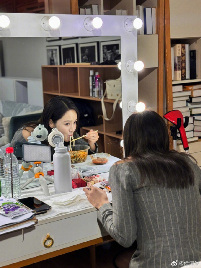 侯佩岑遭鏡面反射大口吃麵模樣。（圖／翻攝自侯佩岑 微博）