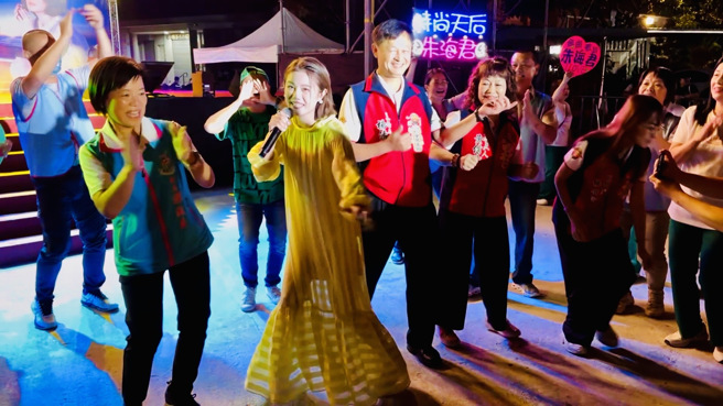 朱海君邀请吉安乡长游淑贞、花莲仁里万善庙主委杨清基伉俪共舞同欢。(戴志扬翻摄)