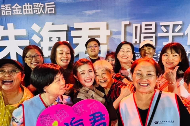 朱海君唱出温馨的生命乐章，来自全台各地逾千位歌迷共鸣与感动。(戴志扬翻摄)