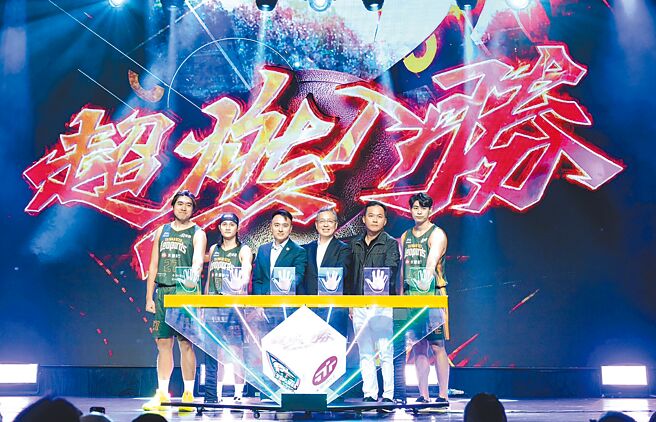 永丰银行持续力挺台啤永丰云豹，新赛季携手共写歷史新页。图右三为永丰银行总经理庄铭福，左三为台啤永丰云豹执行长张建伟。图／永丰银行提供