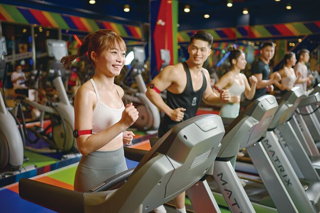 世界健身-KY旗下World Gym健身俱樂部，會員運動的場景。圖／劉朱松