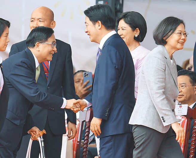 113年国庆大会10日举行，赖清德总统（右三）致词后与夫人吴玫如（右二），和前总统陈水扁（左一）蔡英文（右一）握手致意。（陈俊吉摄）