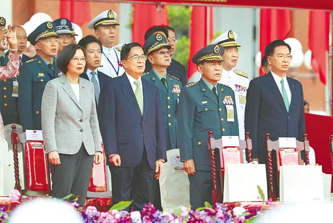 113年国庆大会10日盛大举行，前总统蔡英文（左起）、陈水扁等一同高唱国歌。（资料照/杜宜谙摄）