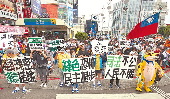 台湾民眾党10日举办「集结！司法正义」活动，除了表达反对废死立场并声援党主席柯文哲，支持民眾高举「媒体造谣」、「反废死」等标语凸显诉求。（范扬光摄）