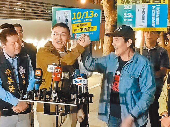 罢梁投票在即，前总统马英九10日晚间第4次至基隆火车站声援基隆市长谢国梁，2人更再度完成「胜利4连握」，期望催出不同意罢免票。（徐佑升摄）
