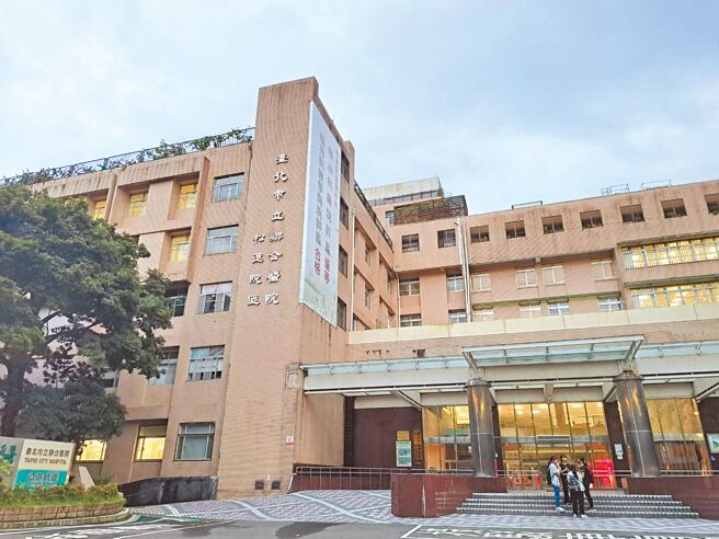 台北市立聯合醫院傳出院方推動處箋不釋出、鼓勵病人住院時間拉長，大賺藥事服務費，但院方強調絕無此事。（黃敬文攝）