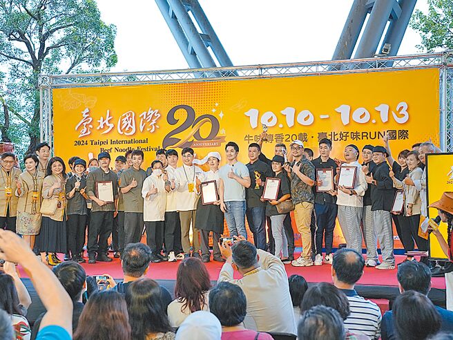台北國際牛肉麵節10日開幕，首日同時舉辦「最牛廚人」爭霸賽「鮮食組」紅燒競賽的頒獎，並由台北市長蔣萬安頒獎。（黃敬文攝）