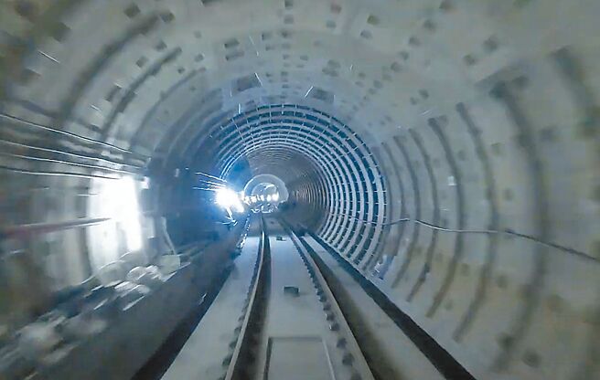 号称史上最具挑战性的捷运信义线东延段工程，为让民眾了解施工现况，台北市捷运工程局特别拍摄影片，揭开捷运隧道中「尾轨」的神秘面纱。（北市捷运局提供／丁上程台北传真）