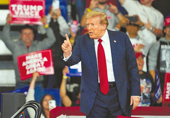 「末日博士」发出最新警告称，川普若重返白宫，美国遭到「停滞性通货膨胀」衝击的风险恐怕会大幅提高。（路透）