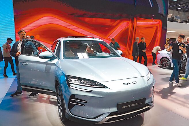 歐盟10月底將加徵高額關稅反制，比亞迪等中國電動車企仍將維持在歐洲市場低價政策。圖為2023年慕尼黑國際車展比亞迪SEAL U在歐洲首秀。（中新社）