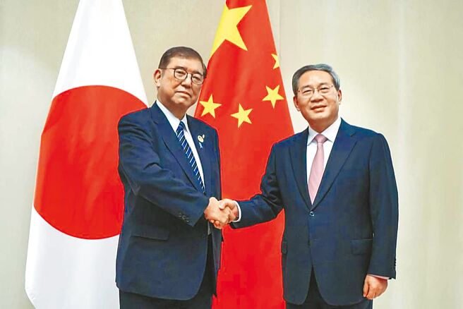 大陸國務院總理李強（右）10日在寮國永珍出席東亞合作領導人系列會議期間，會見日本首相石破茂（左）。（摘自臉書首相官邸）