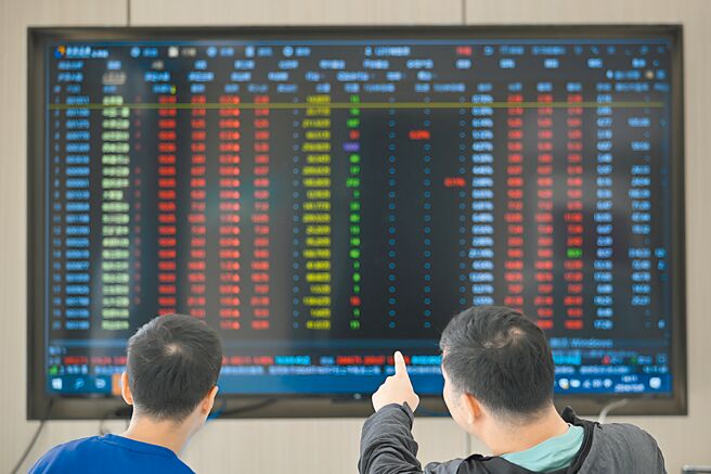 中国人民银行决定创设「证券、基金、保险公司互换便利」，首期操作规模5000亿元人民币（约2兆2500亿元新台币）。图为8日南京股民在一家证券营业部关注股市动态。（中新社）