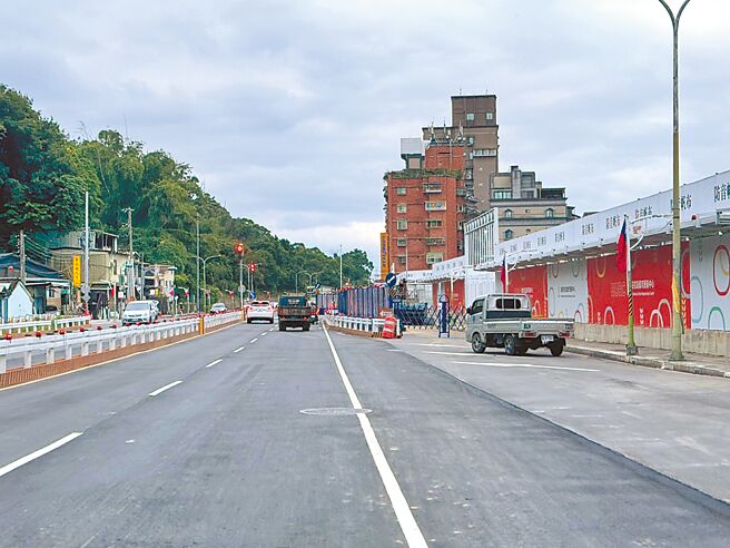 捷運萬大樹林線第二期工程進度已達27％以上，預計2031年完工，但地方也因長期設置施工圍籬陷入交通黑暗期，新北市議員廖宜琨就呼籲新北市府要做好完整的配套措施。（柯毓庭攝）