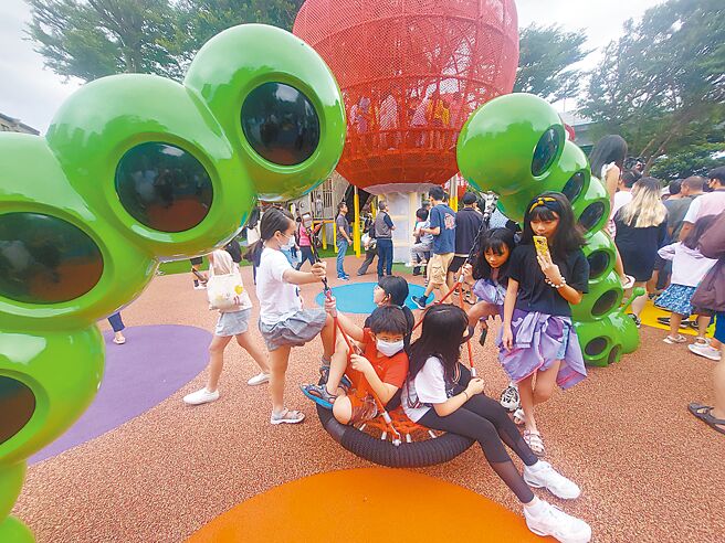 新北市三重同安36公園結合自然生態蘋果造型共融遊具於國慶日啟用。（張鎧乙攝）