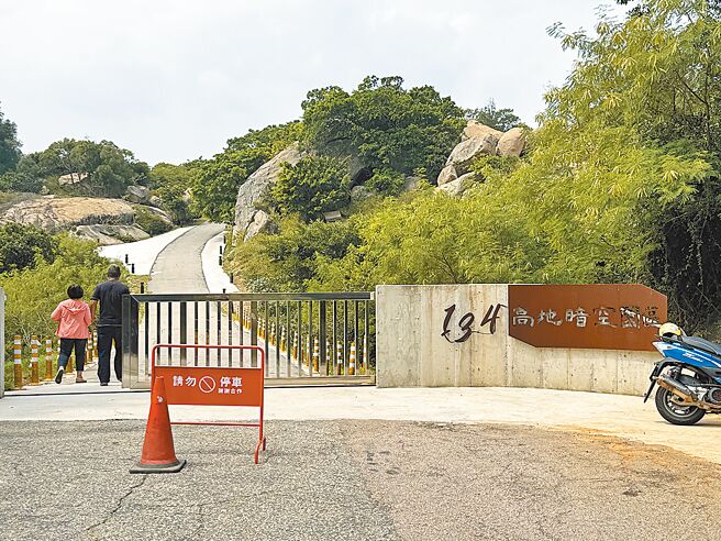 結合金門縣政府「國際海洋藝術季」揭密的「134高地暗空園區」，是2024年「金湖九宮格」連線的私房景點，活動開跑首日就吸引不少民眾前往朝聖踩點。（于家麒攝）