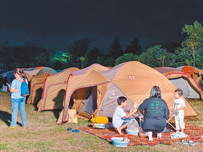 彰化縣田中鎮公所舉辦「國慶夜宿暨健行」活動，參加民眾在國慶日前一晚於田中高鐵廊道露營夜宿。（田中鎮公所提供／孫英哲彰化傳真）
