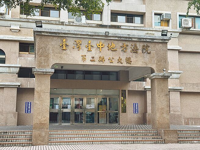 網紅「館長」陳之漢位於台中市北屯區的成吉思汗健身俱樂部，今年6月間突遭30歲林姓男子駕駛藍色小貨車衝撞，台中地院依殺人未遂罪判處其5年8月有期徒刑，可上訴。（潘虹恩攝）