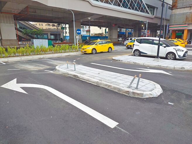 高雄市岡山車站廣場設路障、停車場動線不便遭到批評，當地里長希望交通順暢，才能帶動岡山發展。（任義宇攝）