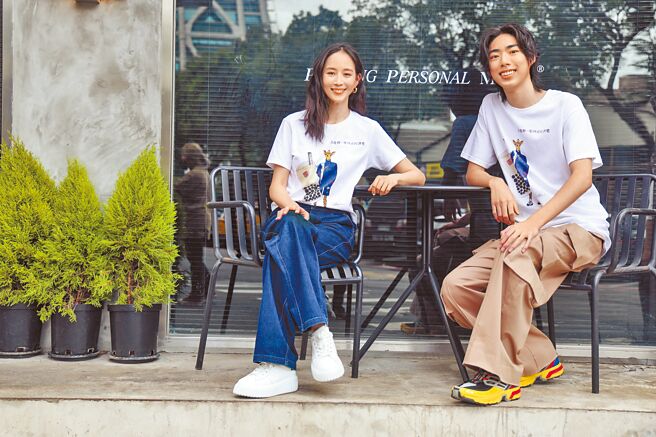 張鈞甯（左）帶著經紀公司旗下演員郭品希，合體宣傳新片《為我辦一場西式的喪禮》。（鄧博仁攝）