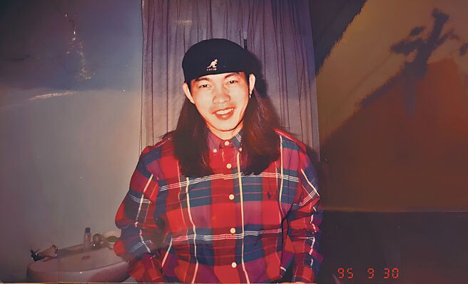 康康年輕時留著一頭浪漫長髮，相當有個性。（中視提供）