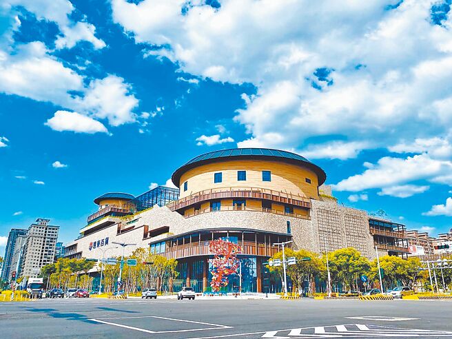 遠百自2011年以後開幕的商場，全面落實「節能、減廢、健康、生態」的綠建築設計，圖為遠百竹北。（遠百提供）