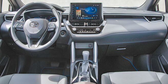 仪表控台下缘处採取白色缝线设计与座椅缝线相呼应，内装质感再进化。（陈大任摄）