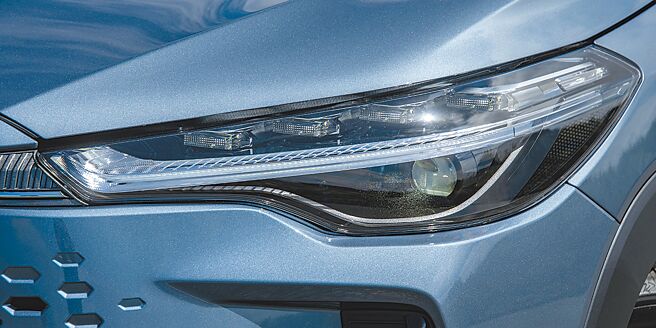 全新头灯组内建有序列式方向灯、LED Bi-Beam头灯，以及LED日行灯。（陈大任摄）