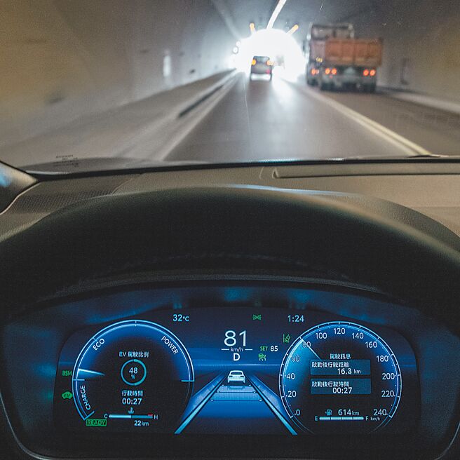 汽油尊爵、HYBRID油电尊爵以上车款配置新款12.3吋全数位仪表。（陈大任摄）