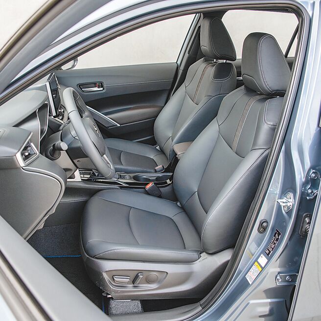 前座椅颇具运动感，腿、腰支撑性不错，增添咖啡色类麂皮材质装饰。（陈大任摄）