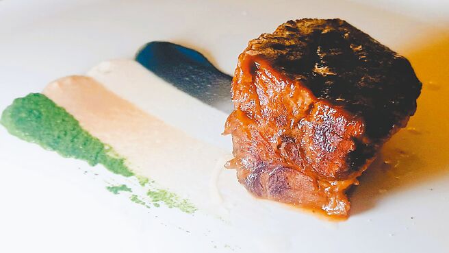 台北君悅「海洋珍珠宴」熱前菜「勃根地燉牛頰」，盤飾以馬鈴薯泥、咖啡洋蔥等4種食材製作調味醬。（陳韻萍攝）