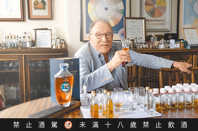 「威士忌教父」查尔斯麦克莱恩品饮以橡木桶过桶的「创世者桶陈金门高粱酒π系列」。（黑松提供）喝酒勿开车