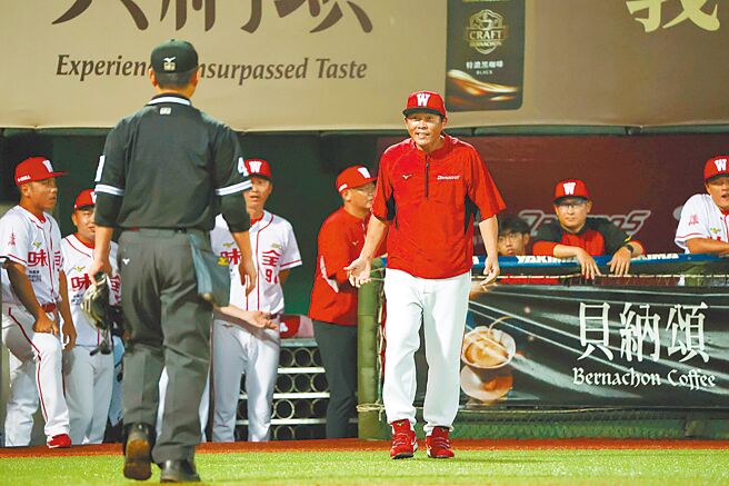 中职8月17日例行赛，味全龙总教练叶君璋（中）一度因判决问题而走上场询问裁判。（本报资料照片）