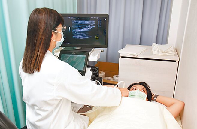 年轻女性也面临乳癌威胁，医师建议30岁起定期接受乳房筛检，40岁前应优先选择乳房超音波检查。（美兆健诊提供／王家瑜台北传真）