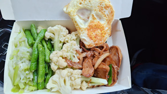 台中自助餐沒夾肉被收165元 主婦看2蔬菜秒懂：不敢買