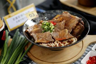 臺北國際牛肉麵節登場！137組牛肉麵參賽、83攤嘉年華市集就在花博公園