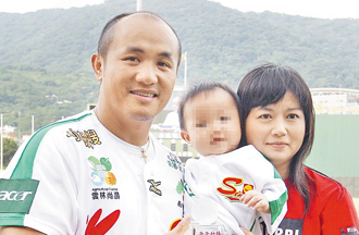 張泰山愛妻喉嚨開刀  「深夜爆出血」他祈禱：老婆沒事