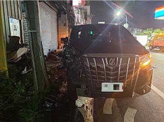 新莊男駕車撿麵包分心  自撞電桿波及6輛機車