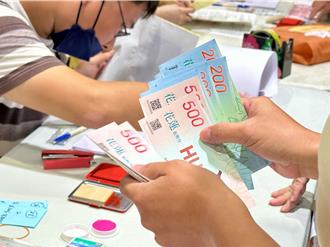 花蓮振興券發放！3000元入袋 民眾排隊領錢超熱情