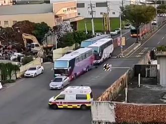 禮讓路口出勤救護車 高中校車疑煞車不及釀追撞