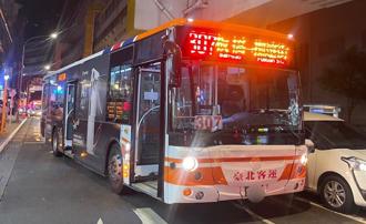 轎車駕駛突然開車門釀禍 公車急煞多名乘客跌倒