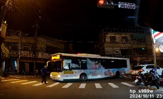 太扯！台中公車搶快高速轉彎 阿公險遭撞嚇到退回路邊