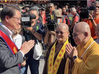 板橋接雲寺百周年遶境  侯友宜、林右昌同框互動熱絡