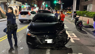 汐止女三寶右轉撞車後繼續開 再撞停等紅燈小客車釀5傷