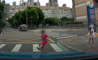 禮讓行人獲弟弟「跳感謝之舞」 姐姐下秒強拉走笑翻網：真可愛