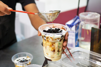 復刻珍奶泡麵！他加2汤匙奶粉惊喜曝口感：浓郁又涮嘴