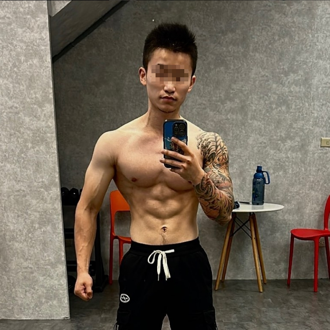 標準8＋9！虐童葉姓教練前科累累 曾強逼女模壓手印拍片道歉