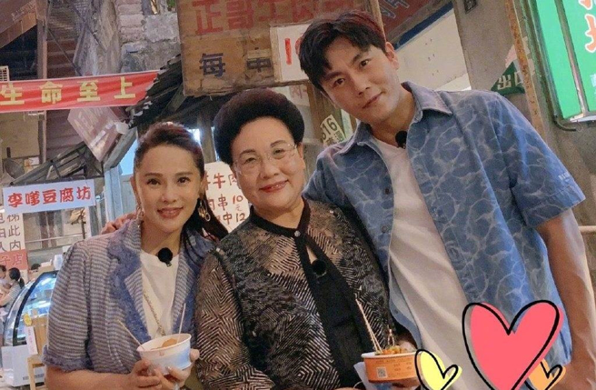 伊能静曾和秦昊母亲（中）一起上实境节目。（图／翻摄自伊能静微博）